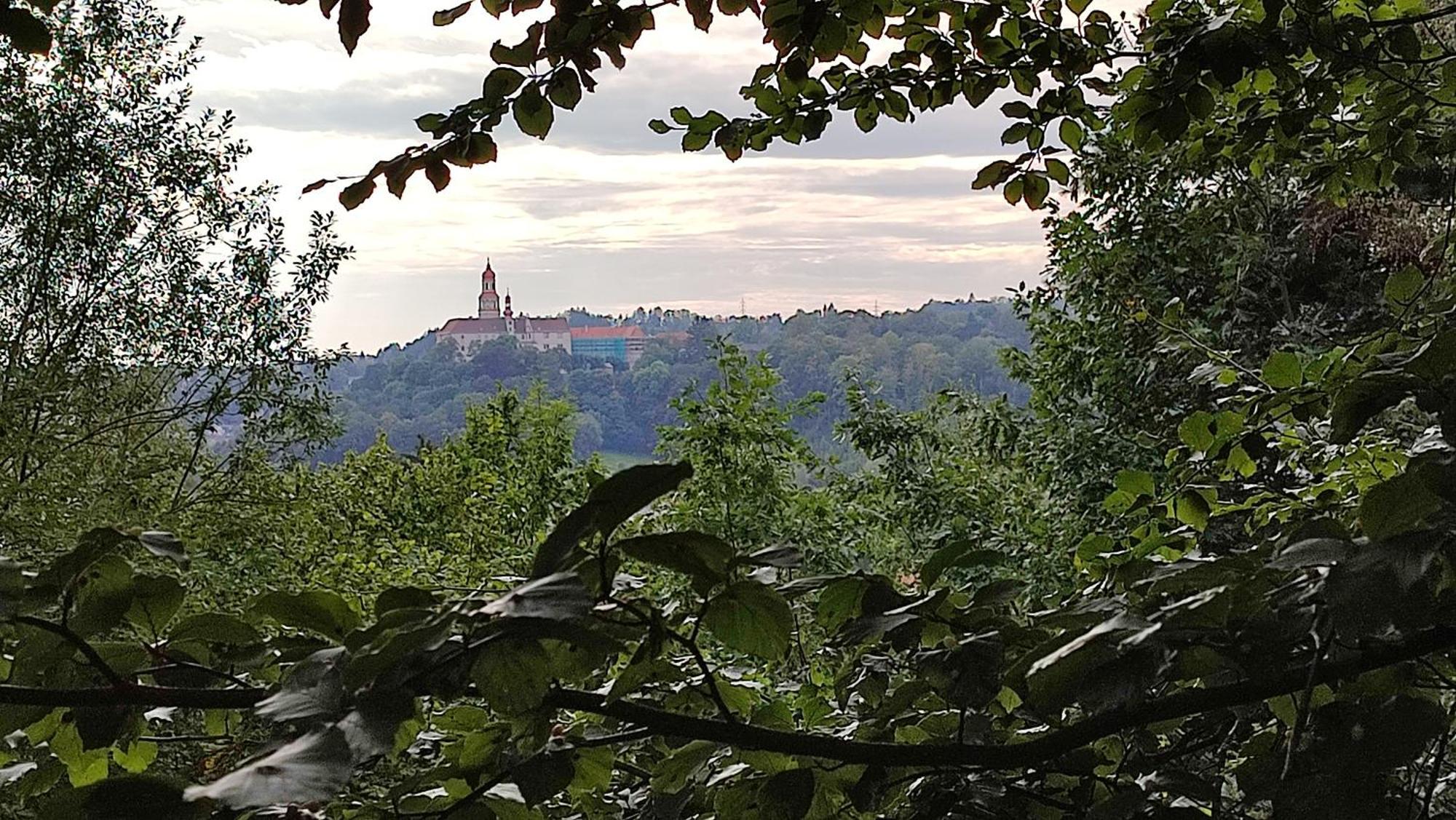 Briza, Vyhled Na Zamek